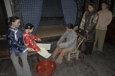 ​古代男人为什么喜欢女人有三寸金莲？到底有多小？简直是变态审美