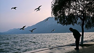 ​何为人？人何为？人为何？