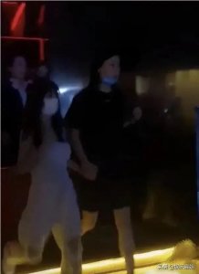 ​李小璐穿性感吊带紧身衣逛酒吧，整个人看起来清爽同时不失小性感