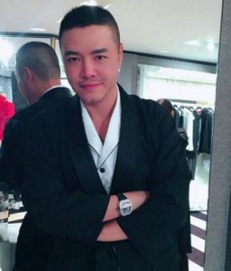 ​他是一名造型师，范冰冰为其当模特，跟黄晓明称兄道弟！
