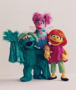 ​《芝麻街》推出首个亚裔角色“智英”，向孩子们讲述种族民族与文化问题