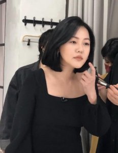 ​小S近照曝光，黑色短发修饰脸型，仨娃妈还拥有“XXS细腰”