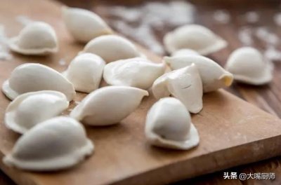 ​煮冻饺子，切记不要直接下锅，大厨教你3妙招，个个不粘锅不破皮