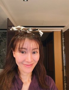 ​李嘉欣姐姐：长相与妹妹天壤之别，挤走原配带球二婚嫁入十亿豪门