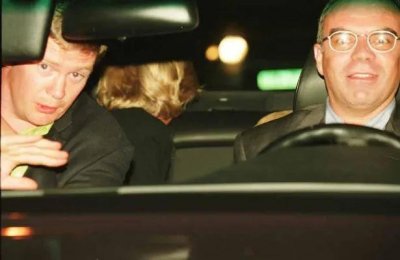 ​黛安娜王妃葬礼上，她的名人朋友们脸上的表情透露出来的玄机...