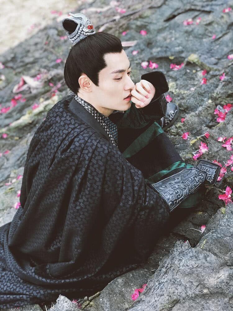 彭楚粤个人资料写真作品