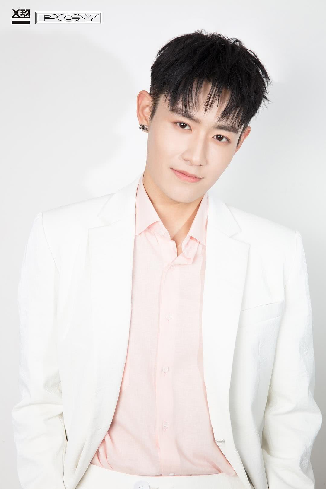 彭楚粤个人资料写真作品