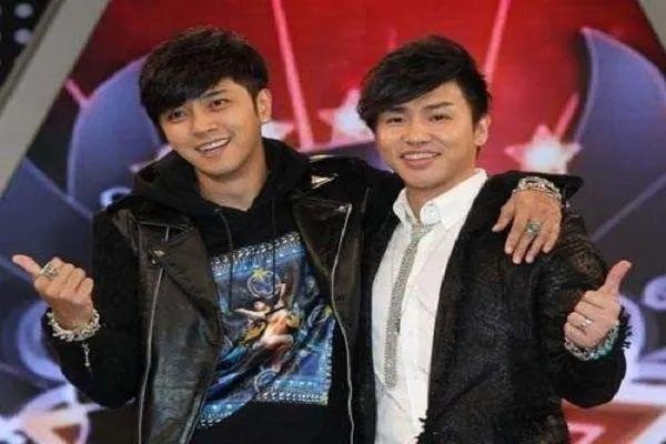 安心亚被称为c型裤女王(罗志祥的黑红往事)