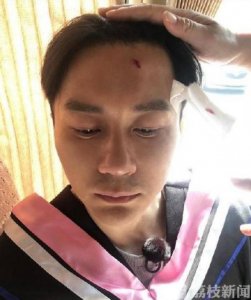 ​学士帽威力究竟多大？实验证明：能切西瓜！