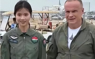 ​博格丹与女飞行员徐枫灿的合影：致敬与梦想的交汇