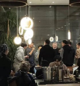 ​娱乐圈大佬饭局冯小刚给成龙介绍郑爽：我的新朋友