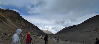 ​珠峰拥堵现场堪比旅游排大队