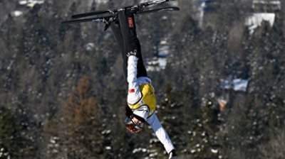 ​谷爱凌因伤退赛损失一员大将，但中国军团在亚布力滑雪场依然有“组团优势”