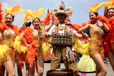 ​东北土豪甲继海：二婚娶20岁俄罗斯美女，结婚13年后，如今怎样？