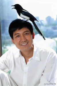 ​李崇霄：与德国妻子恩爱23年，离世一年后，今遗孀的选择让人泪目