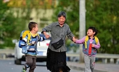 ​儿子36岁不结婚，56岁母亲为了传宗接代，直接自己生下双胞胎？