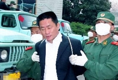 ​宋留根被执行死刑，戴镣铐与妻子告别，临刑前浑身战栗流泪不止