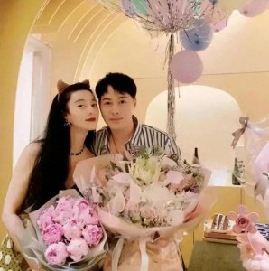 ​43岁范冰冰素颜照清纯似少女！和男友人亲密合照