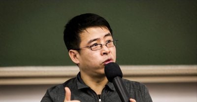 ​扬言让中国向全世界道歉！惨遭央视辞退的快嘴阿丘，下场罪有应得