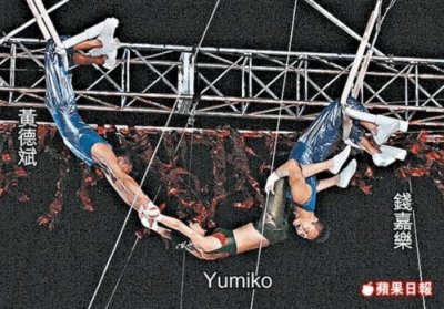 ​郑希怡：空中表演被扒衣服，为好友庆生摔下三楼，后来怎么样了？