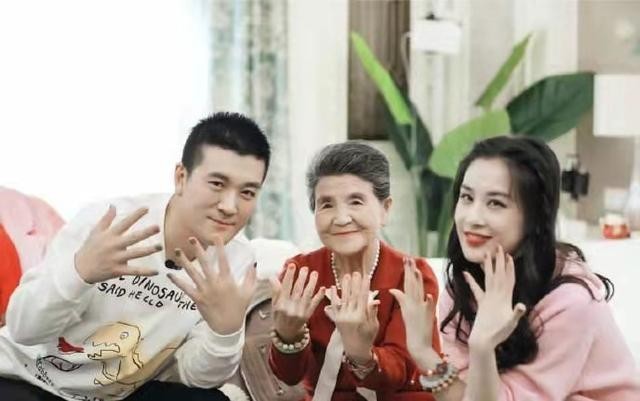 金莎的老公到底是谁(金莎自曝求黄圣依介绍男友)