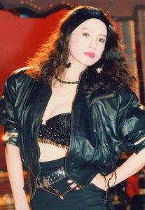 ​为坐稳“豪门阔太”她拼了，疯狂求子生吞蛤蟆，结果还是遭背叛