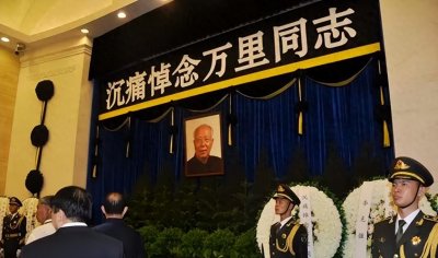 ​2015年万里去世，北京市前副市长张百发当众下跪，万里之子大惊