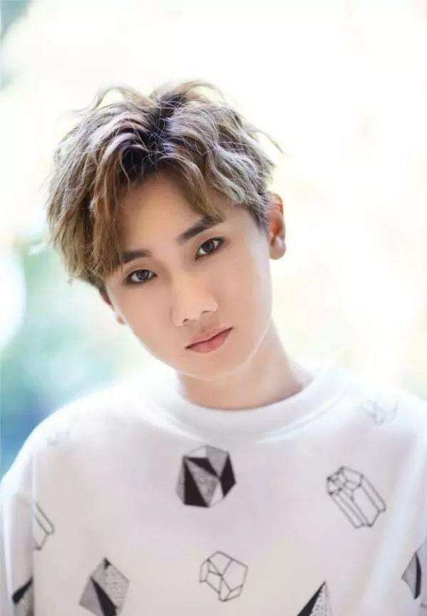 汪苏泷靳梦佳恋情曝光亲吻照片 靳梦佳个人资料什么时候在一起的