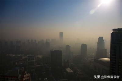 ​石家庄遭雾霾侵袭，城市上空惊现“蓝灰两重天”