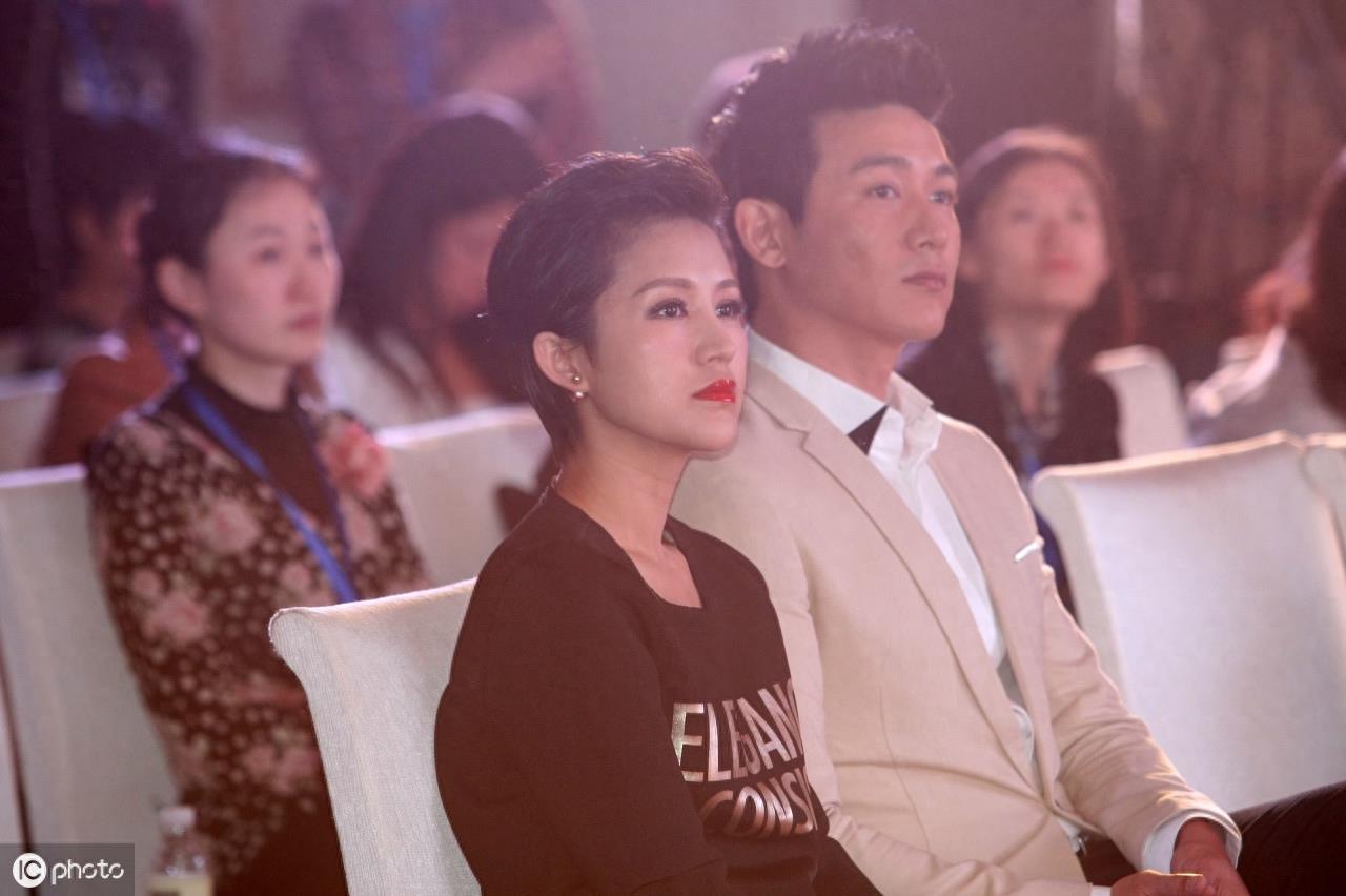 陆毅的老婆鲍蕾,也是一位气质型美女