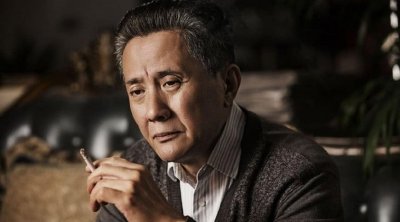 ​年轻时帅气，在《人民的名义》高育良走红，恩爱多年的老婆仍貌美