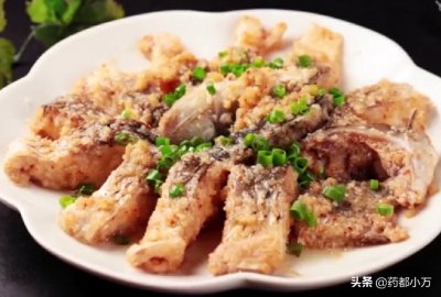 ​小伙蒸了一盘粉蒸鱼块，鱼肉鲜嫩好吃