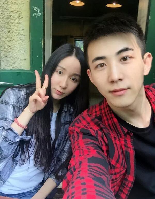 娄艺潇李川两人隔空秀恩爱,隔着屏幕就已吃饱了狗粮