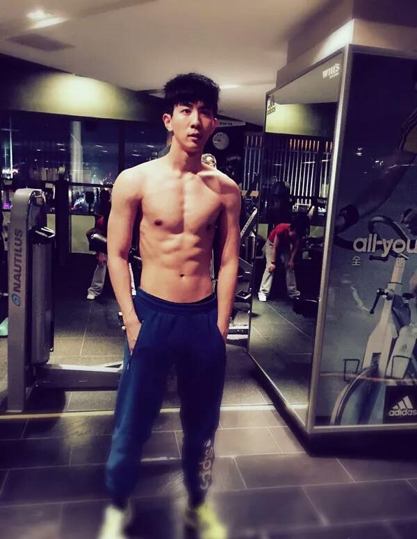 娄艺潇李川两人隔空秀恩爱,隔着屏幕就已吃饱了狗粮