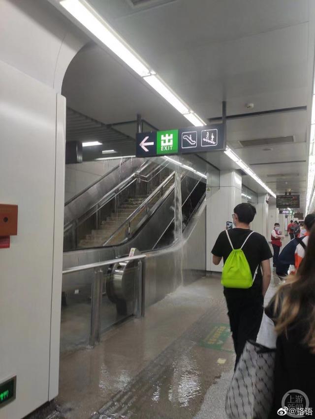 杭州一地铁站内涌入大量积水(杭州一地铁站因积水关闭)(1)