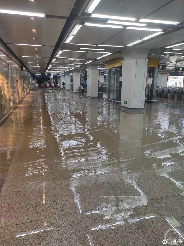 杭州一地铁站内涌入大量积水(杭州一地铁站因积水关闭)(2)