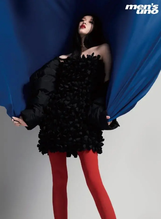 清冷系美人刘令姿的杂志写真大秀美腿