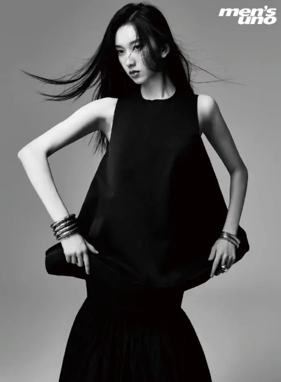 清冷系美人刘令姿的杂志写真大秀美腿