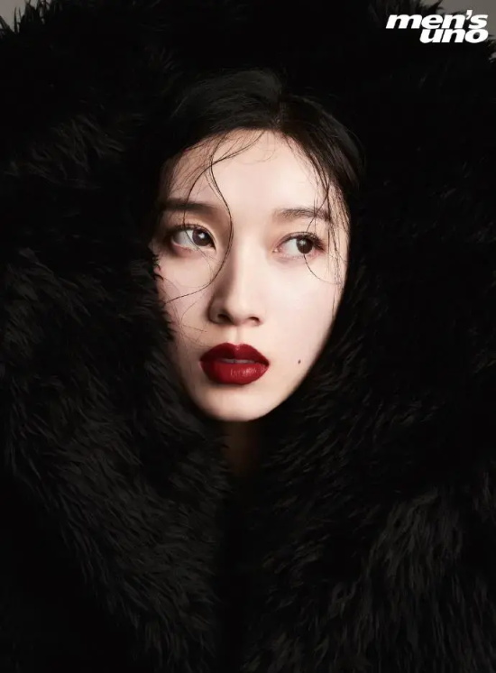 清冷系美人刘令姿的杂志写真大秀美腿