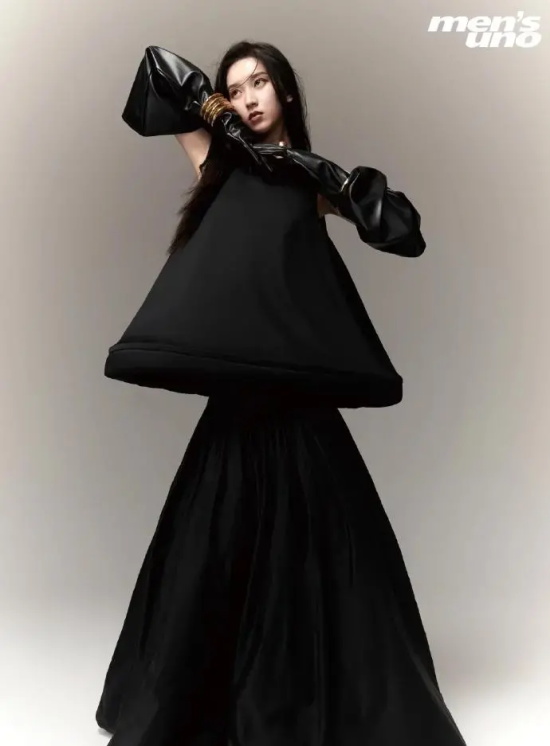 清冷系美人刘令姿的杂志写真大秀美腿