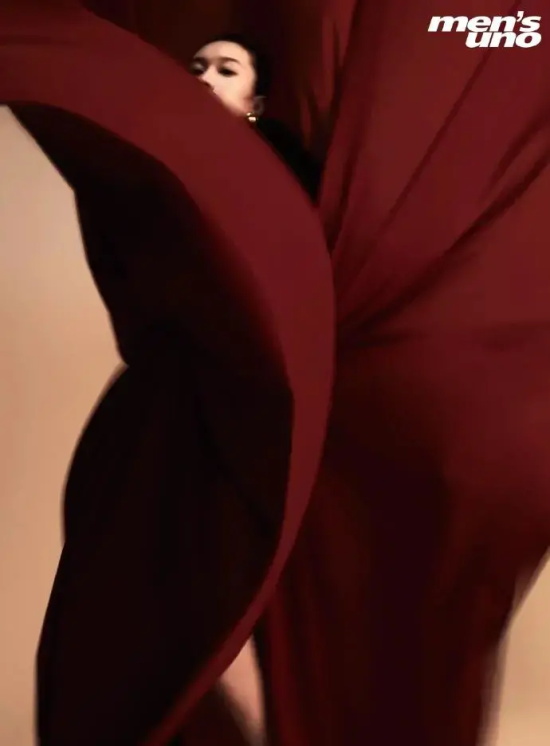 清冷系美人刘令姿的杂志写真大秀美腿