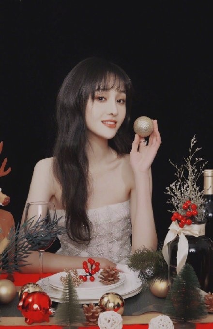 郑爽登2020年杂志首刊封面,恋情虽受挫,但事业风生水起