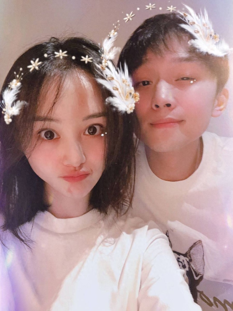 郑爽登2020年杂志首刊封面,恋情虽受挫,但事业风生水起