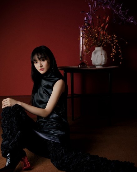 郑爽登2020年杂志首刊封面,恋情虽受挫,但事业风生水起