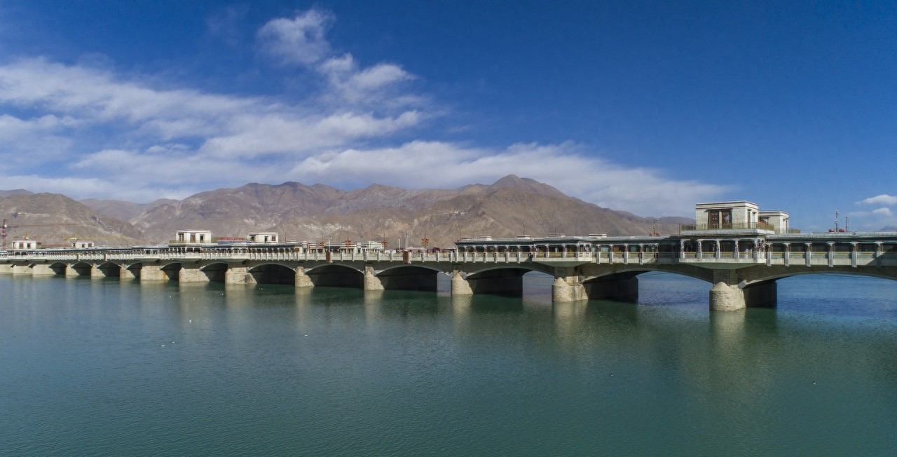 拉萨河的干流呈一个巨大的