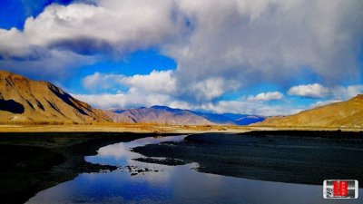 ​拉萨河的干流呈一个巨大的＂S＂型，从东北向西南伸展