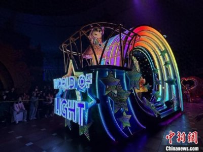 ​韩国乐天世界为庆祝35周年举行花车巡游