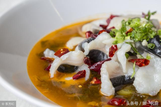 最简单水煮鱼做法(大厨分享家常水煮鱼的做法)(1)