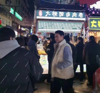 ​张颂文逛夜市遭围堵(据说片酬已经从之前的35万，涨到现在的超过千万)