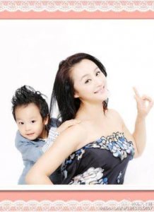 ​47岁曹颖携全家福亮相，10岁儿子帅气逼人，从央视离职多年后再创事业辉煌